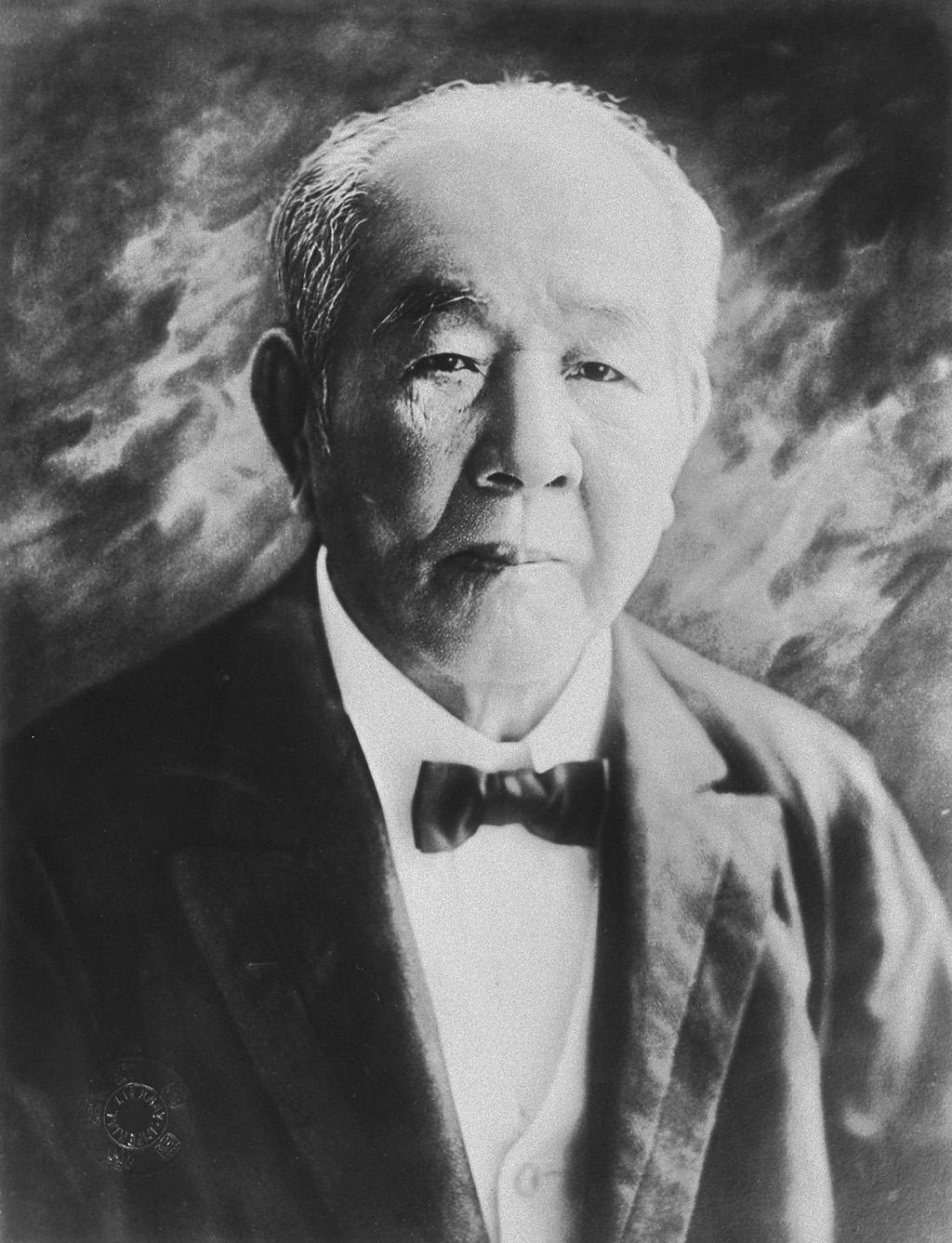渋沢 栄一(しぶさわ・えいいち):1840〜1931年。埼玉県の農家に生まれ、若い頃に論語を学ぶ。明治維新の後、大蔵省を辞してからは、日本初の銀行となる第一国立銀行(現・みずほ銀行)の総監役に。その後、大阪紡績会社や東京瓦斯、田園都市(現・東京急行電鉄)、東京証券取引所、各鉄道会社をはじめ、約500もの企業に関わる。また、養育院の院長を務めるなど、社会活動にも力を注いだ。(写真:国立国会図書館)