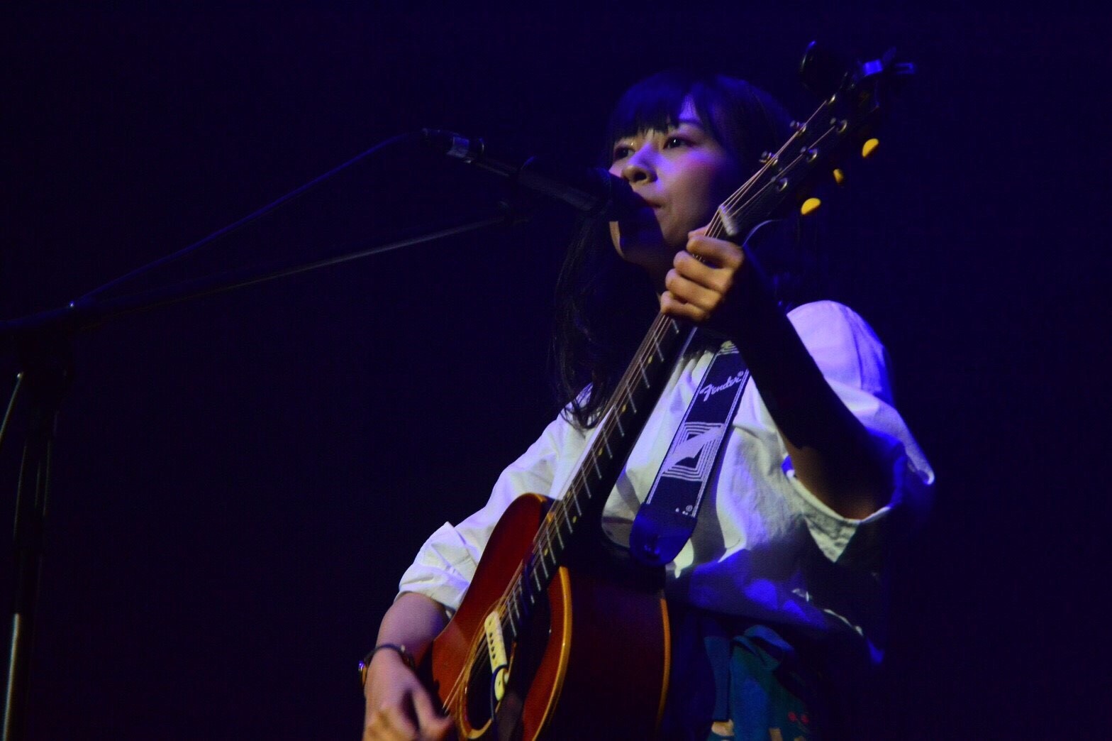 初舞台となった学外の音楽フェスで、歌声と演奏を披露するいつみさん(本人提供)