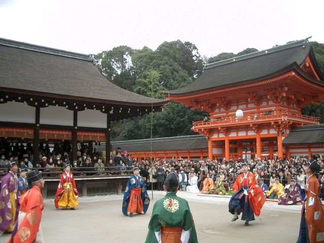 蹴鞠はじめ(下鴨神社提供)