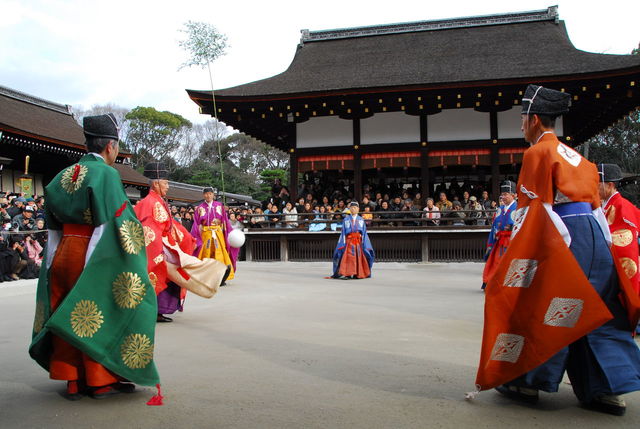 蹴鞠はじめ(下鴨神社提供)