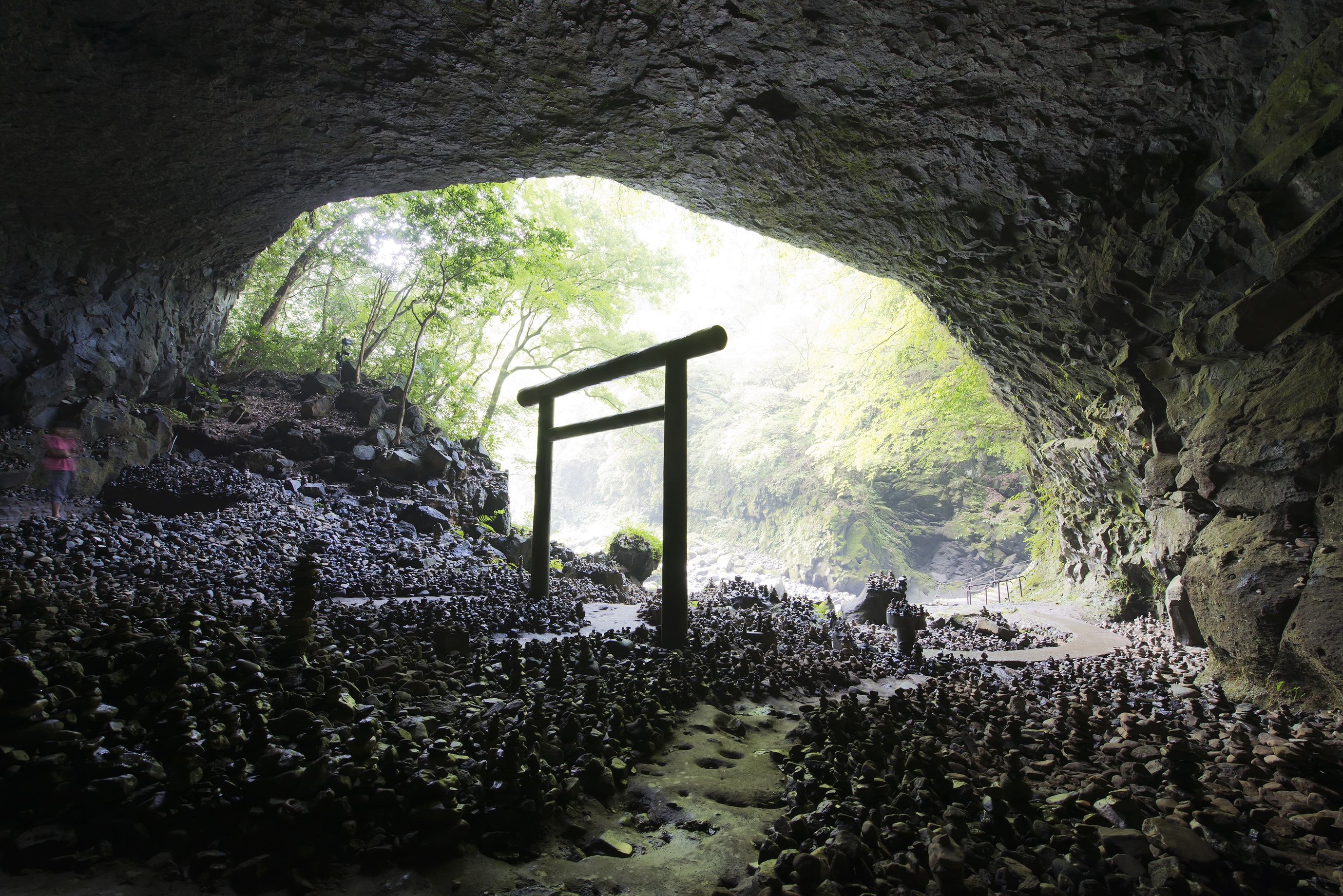 高千穂・天安河原 ~アマテラスが岩戸に隠れた際に、困り果てた八百万の神がこの河原に集まり神議をしたとされる。