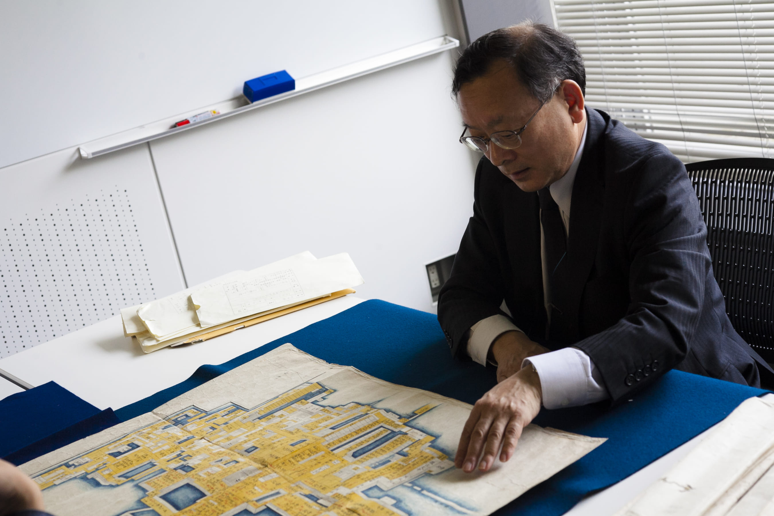 古文書に古絵図。 数十万点の資料を扱う研究開発推進機構とは